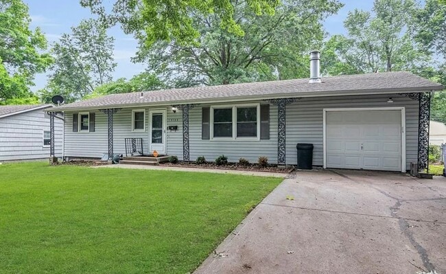 13133 Sycamore Ave in Grandview, MO - Foto de edificio - Building Photo