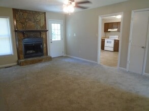 912 Hollydale Ln in Fayetteville, NC - Foto de edificio - Building Photo