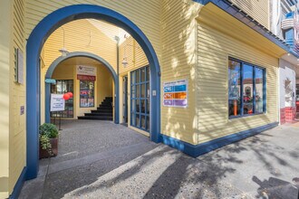 Elmwood Village in Berkeley, CA - Foto de edificio - Building Photo