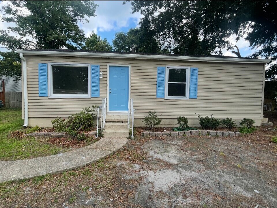 105 Allard Rd in Portsmouth, VA - Building Photo