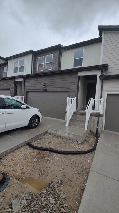4608 W Hemsworth Ln in Riverton, UT - Building Photo