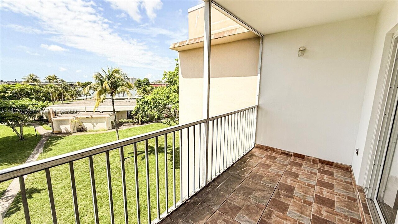 1450 NE 191st St in Miami, FL - Building Photo