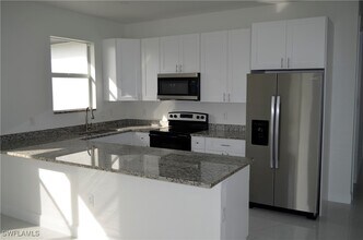 3301 67th St W in Lehigh Acres, FL - Foto de edificio - Building Photo