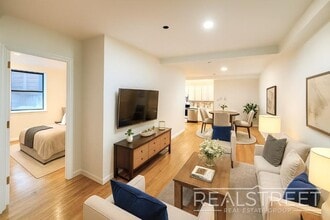 Spacious 2 Bedroom in Williamsburg! in Brooklyn, NY - Foto de edificio - Building Photo