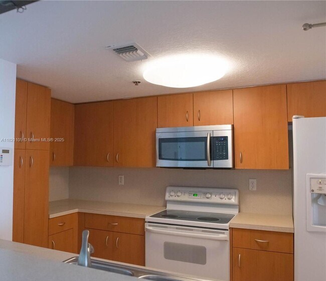 1650 Coral Way, Unit 512 in Coral Gables, FL - Building Photo - Building Photo