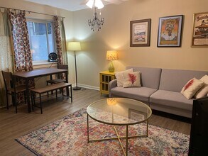 443 NE GRAHAM ST, Unit Unit B in Portland, OR - Foto de edificio - Building Photo