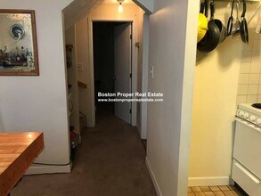 5 Grove St, Unit 2 in Boston, MA - Foto de edificio - Building Photo