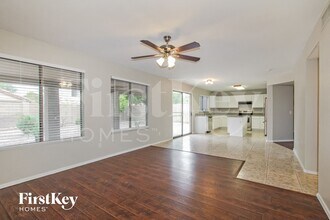 8564 W Sunnyslope Ln in Peoria, AZ - Foto de edificio - Building Photo