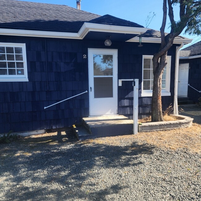 2149 S Edgewood St in Seaside, OR - Foto de edificio - Building Photo
