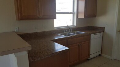 529 SW Baoy Ave in Port St. Lucie, FL - Building Photo - Building Photo