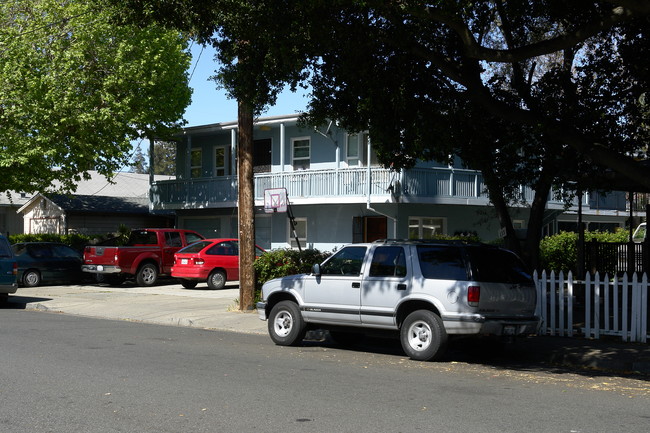 125 Dumbarton Ave in Redwood City, CA - Foto de edificio - Building Photo