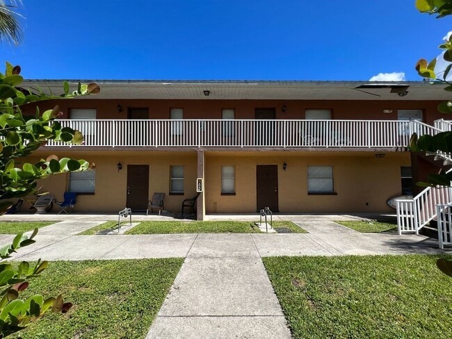 2575 Second St-Unit -Unit 11 in Ft. Myers, FL - Building Photo - Building Photo
