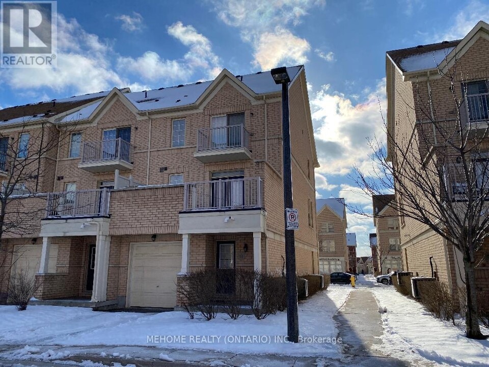 22 Cathedral High St in Markham, ON - Building Photo