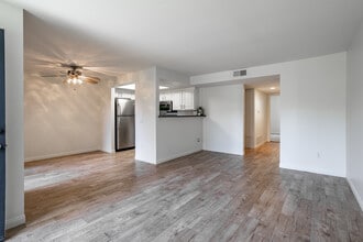 Madison Newport Apartment Homes in Costa Mesa, CA - Foto de edificio - Interior Photo