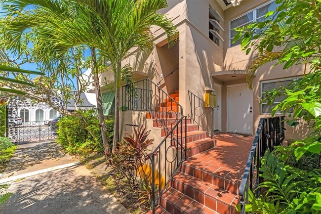 28 Almeria Ave in Coral Gables, FL - Building Photo - Building Photo