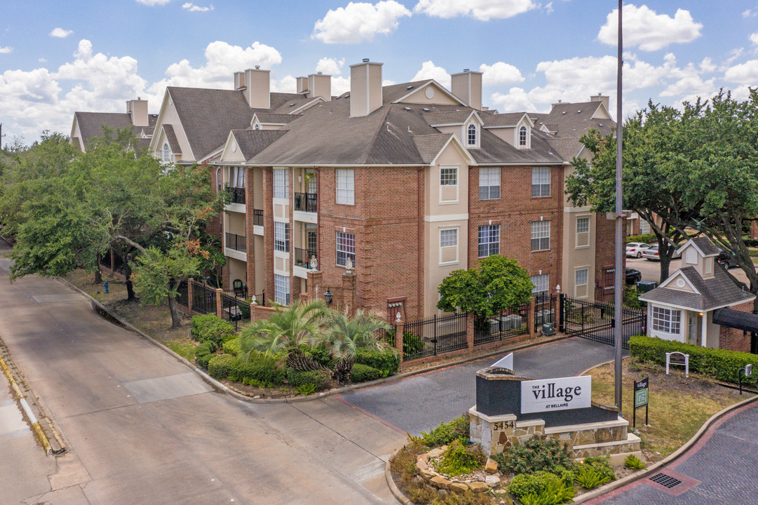 The Village at Bellaire Apartments in Houston, TX - Foto de edificio