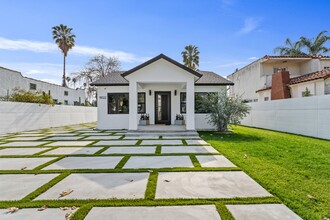 11022 Blix St in North Hollywood, CA - Building Photo - Building Photo