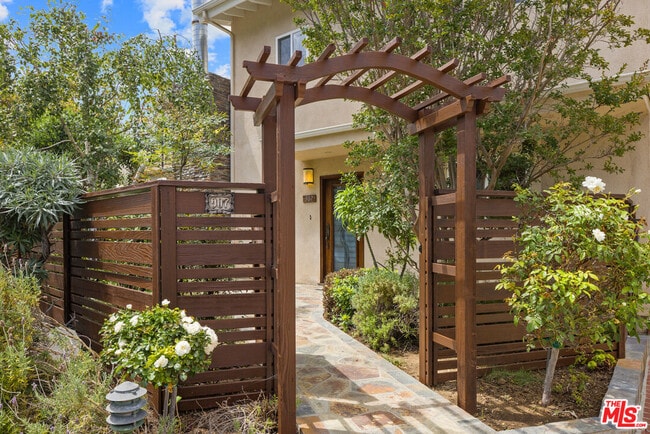 property at 907 Las Pulgas Rd