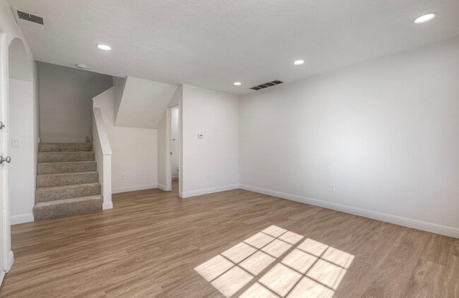 La Roca Plaza 1 Month Free in Santee, CA - Foto de edificio - Building Photo