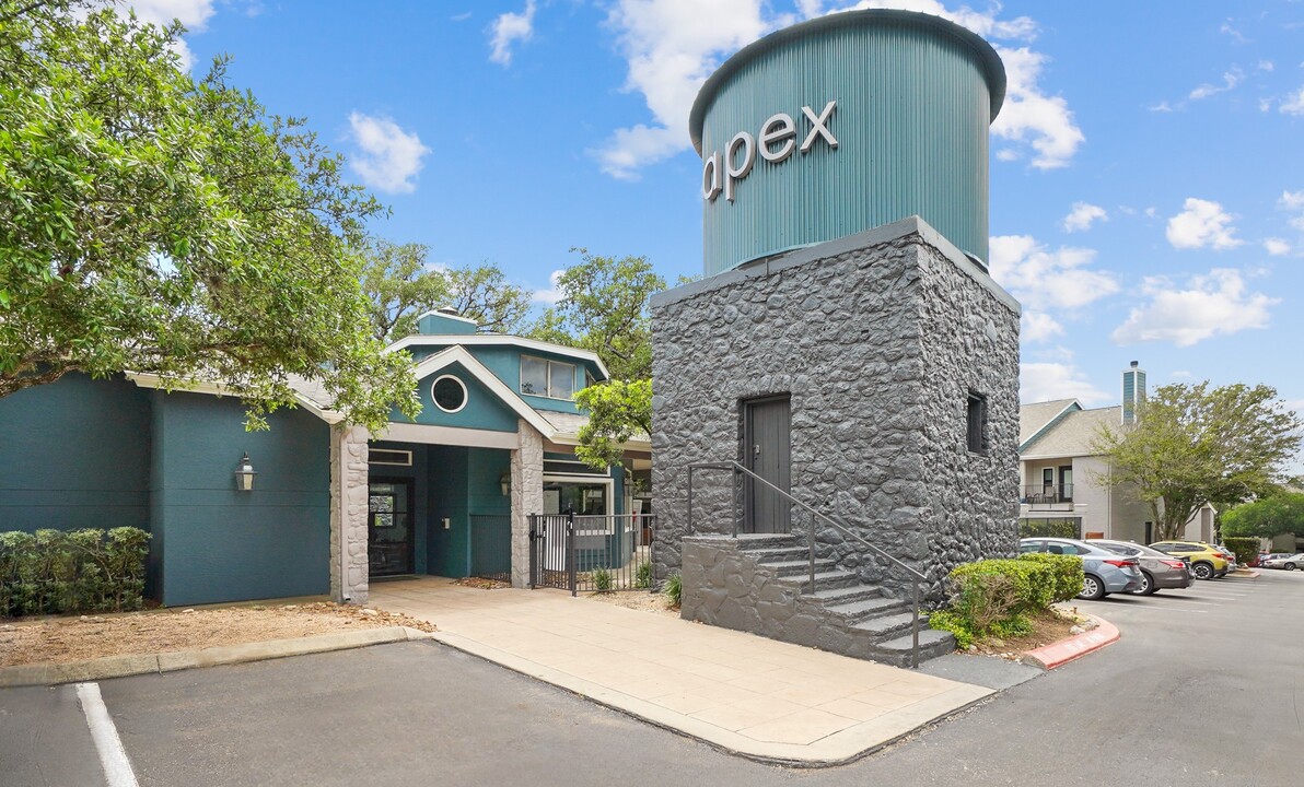 Apex Apartments in San Antonio, TX - Building Photo