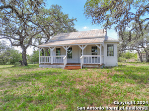 511 Co Rd 342 in Hondo, TX - Foto de edificio - Building Photo