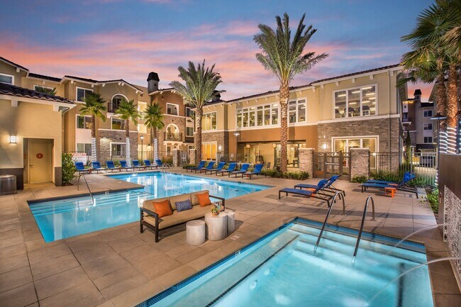 Valentia by Windsor in La Habra, CA - Foto de edificio - Building Photo