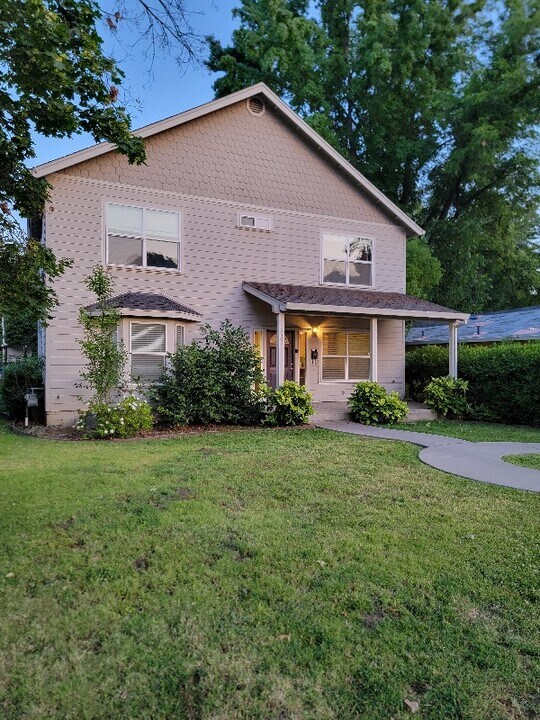 525 W 1st Ave in Chico, CA - Building Photo