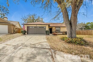 4611 S Country Hills Ct in Plant City, FL - Building Photo