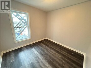 18 Barnesdale Ave N in Hamilton, ON - Building Photo - Building Photo
