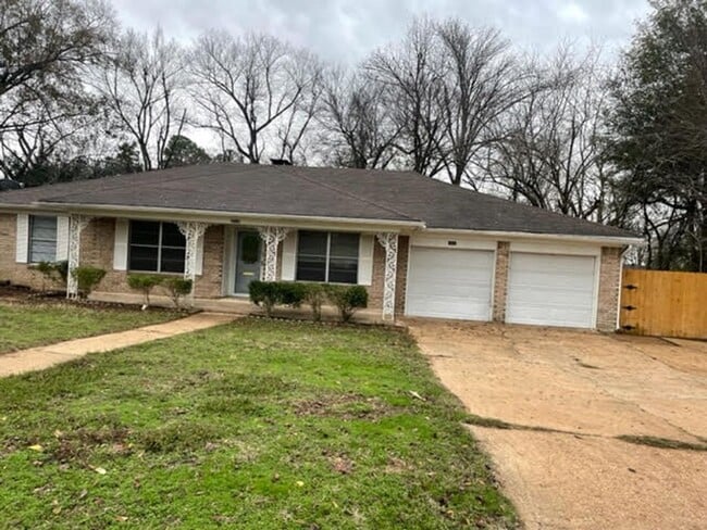 2830 Clark Ln in Paris, TX - Building Photo - Building Photo