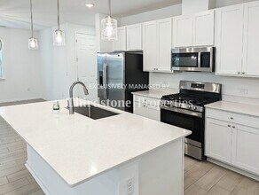 8225 Cedar Run Ln in Jacksonville, FL - Foto de edificio - Building Photo