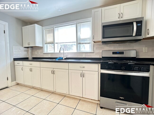 61 Clinton St, Unit 1 in Everett, MA - Building Photo - Building Photo