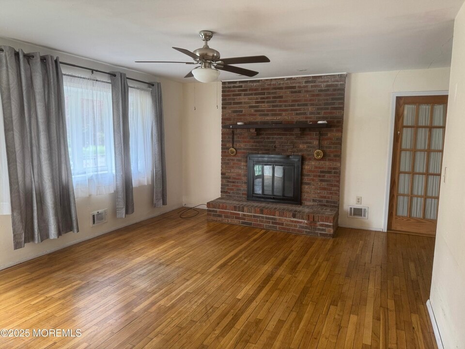 716 Shell Pl in Neptune City, NJ - Foto de edificio