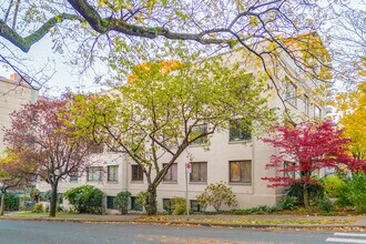 Sherwood Manor in Vancouver, BC - Building Photo - Building Photo