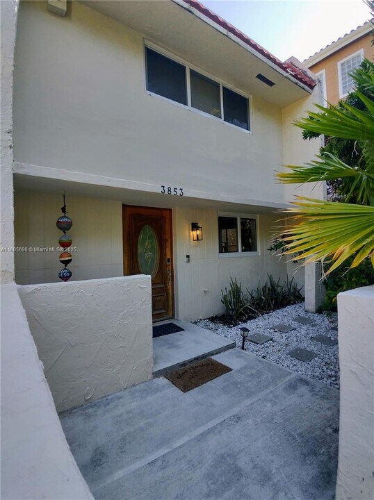 3853 NE 170th St in North Miami Beach, FL - Building Photo