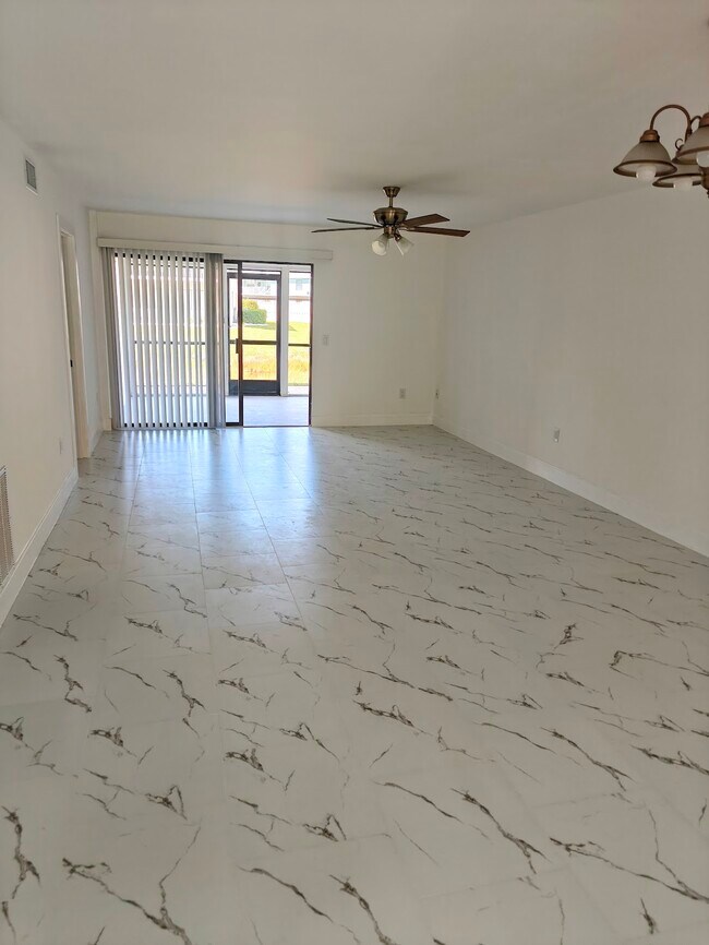 151 Cypress Way E, Unit D-103 in Naples, FL - Building Photo - Building Photo