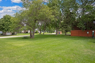 Paris Place Apartments in Sauk Rapids, MN - Foto de edificio - Building Photo