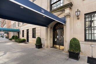 30 E 72nd St in New York, NY - Foto de edificio - Building Photo