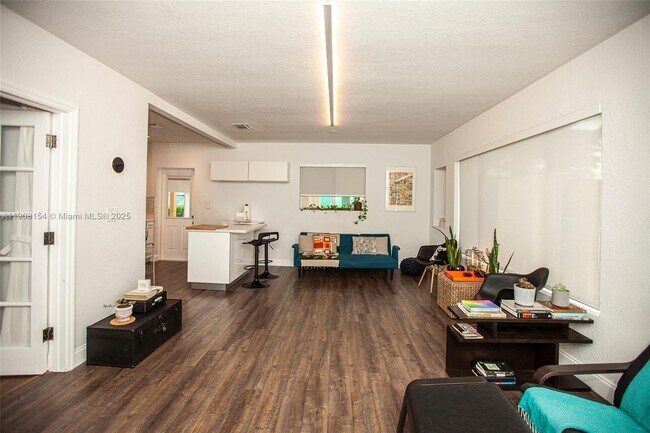 1050 NW 46th St in Miami, FL - Building Photo - Building Photo