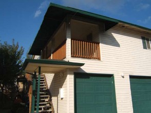 Emerald Pointe Apartments in Gresham, OR - Building Photo - Building Photo