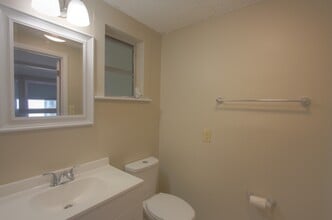 615 Shore Rd, Unit Apt 4 in Nokomis, FL - Foto de edificio - Building Photo