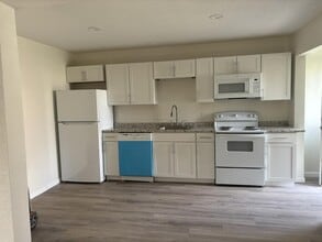 210 W 5th St in Trenton, TN - Building Photo - Building Photo