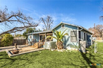 260 S Hickory Ave in New Braunfels, TX - Building Photo - Building Photo