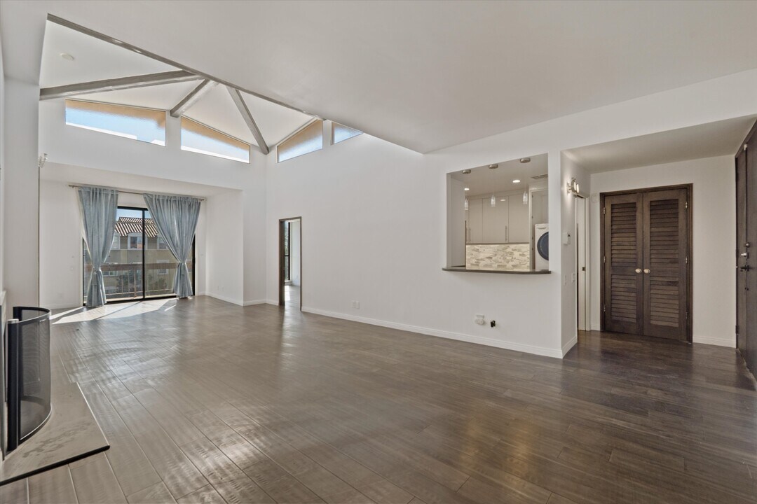 2175 S Beverly Glen Blvd, Unit 403 in Los Angeles, CA - Building Photo