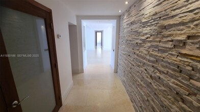 1000 Venetian Way in Miami Beach, FL - Building Photo - Building Photo