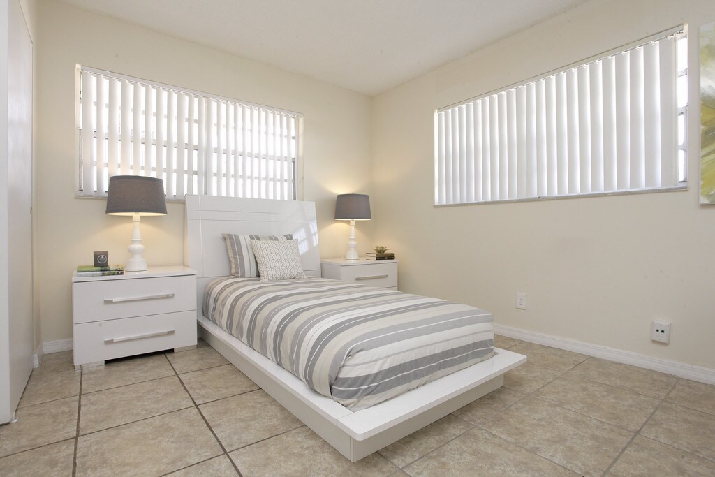 La Estancia Apartments in Oakland Park, FL