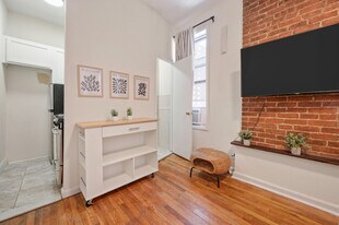 310e E 93rd St in New York, NY - Building Photo