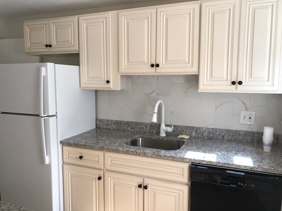 83 Emerson Gardens Rd in Lexington, MA - Building Photo