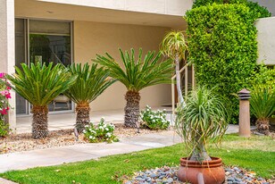 477 Desert Lakes Dr in Palm Springs, CA - Building Photo