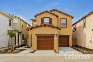 29397 Walnut Tree Way in Winchester, CA - Building Photo